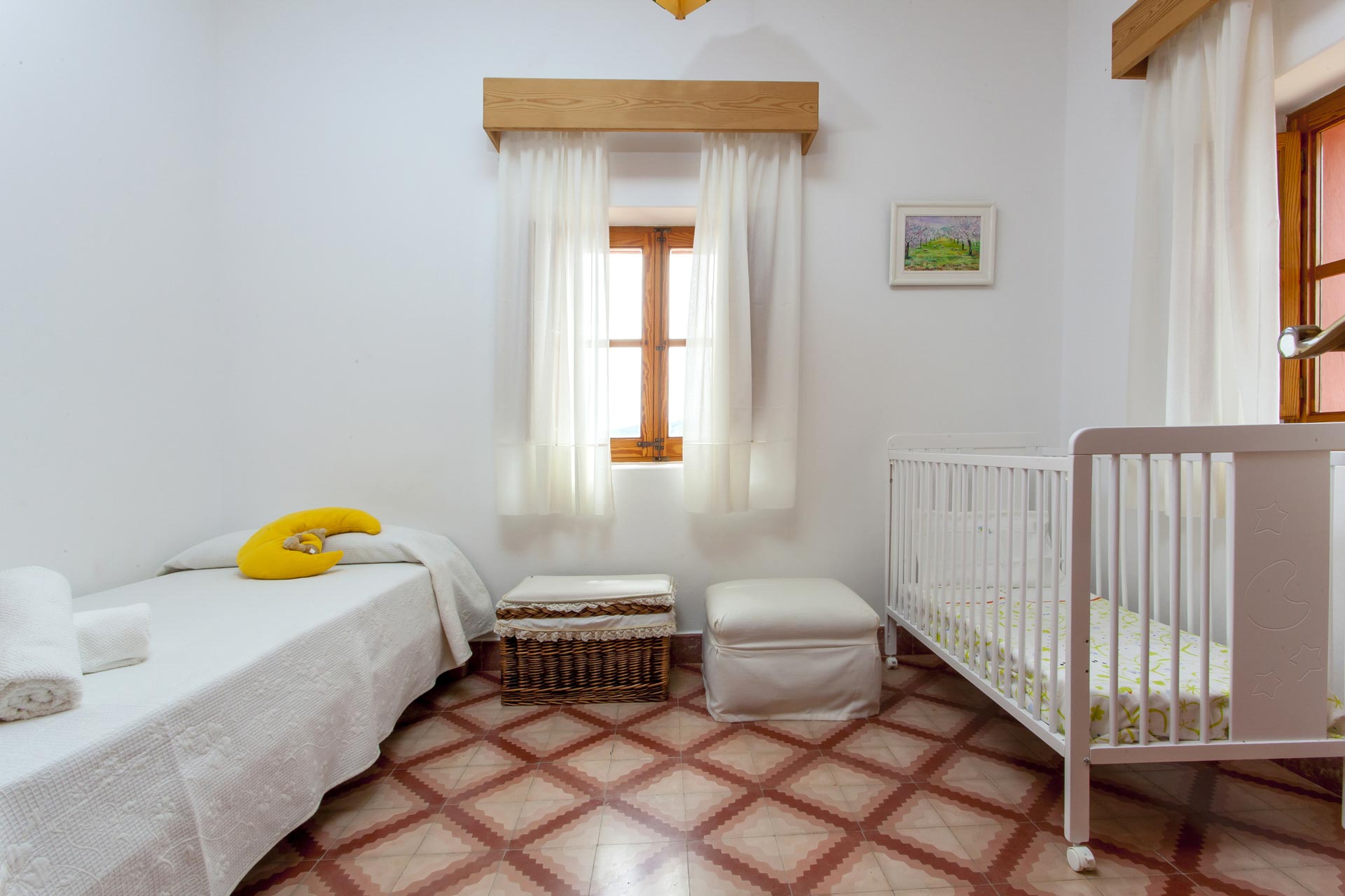 Single room with a single bed and a cradle